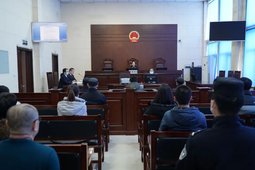 萝北县纪委监委：组织年轻党员干部参加旁听庭审警示教育活动.jpg