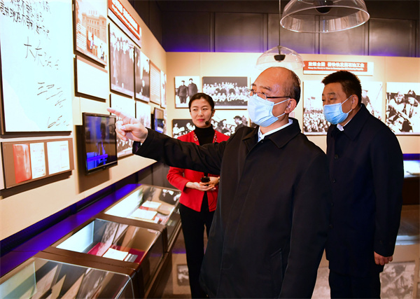 许勤：当好标杆旗帜建设百年油田 争当资源型城市转型排头兵.jpg