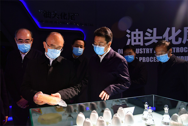 许勤：当好标杆旗帜建设百年油田 争当资源型城市转型排头兵03.jpg