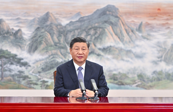 习近平出席亚太经合组织工商领导人峰会并发表主旨演讲.jpg