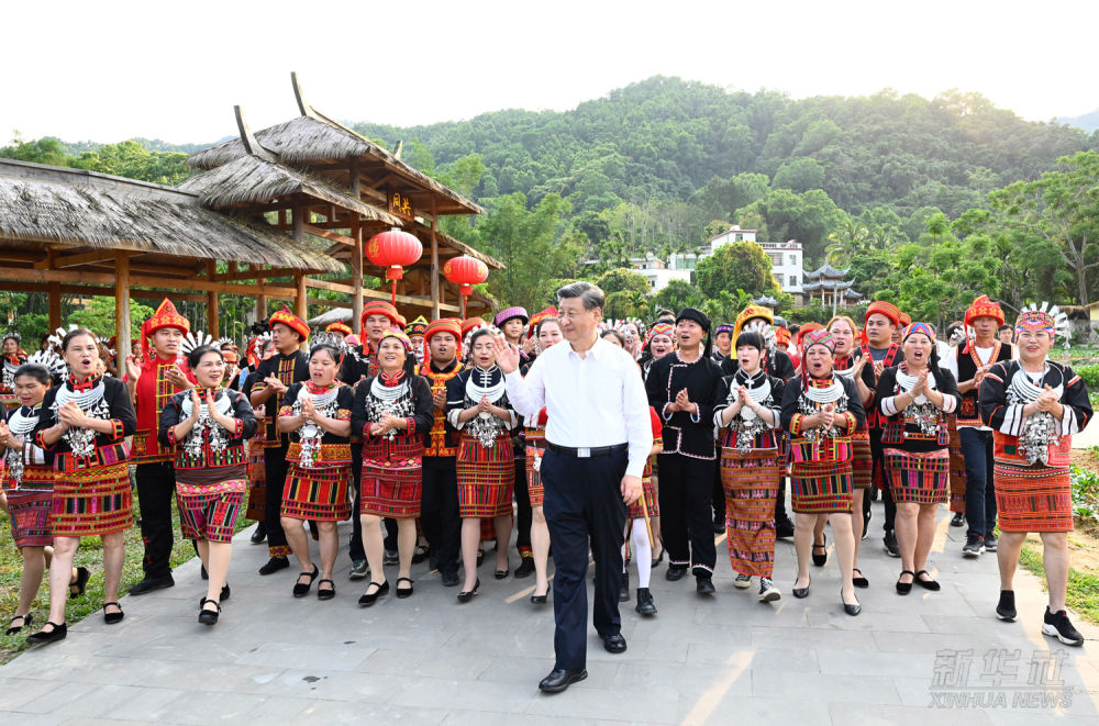 习近平在海南五指山市考察调研08.jpeg