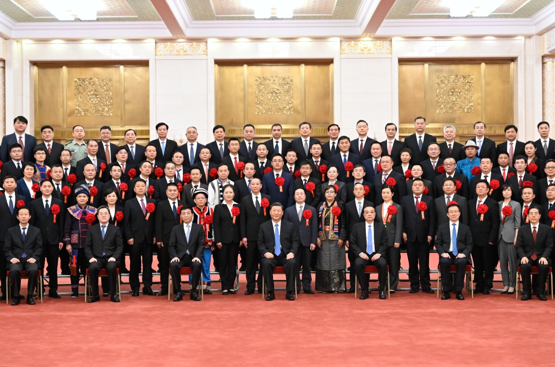 习近平会见第九次全国信访工作会议代表.jpeg